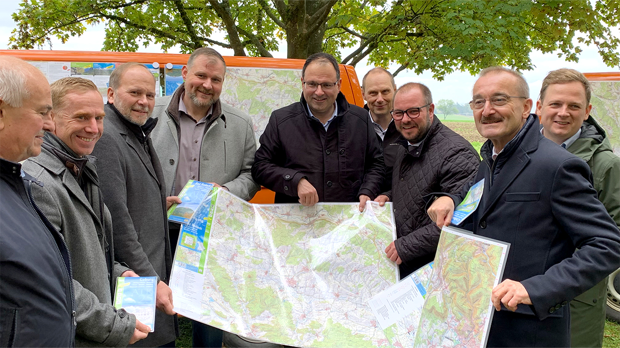 Kartenvorstellung an der Alexandrinenhütte bei Meeder Personen stehen für ein Gruppenbild bei der Kartenvorstellung an der Alexandrinenhütte bei Meeder aufgereiht